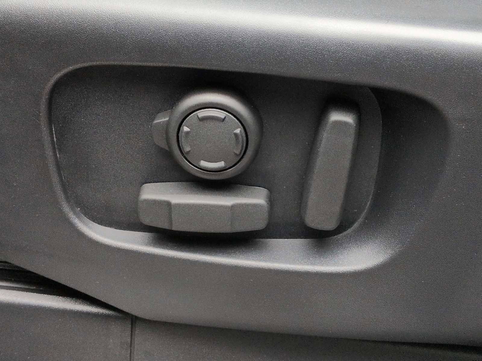 Used 2024 Land Rover Discovery S image 17