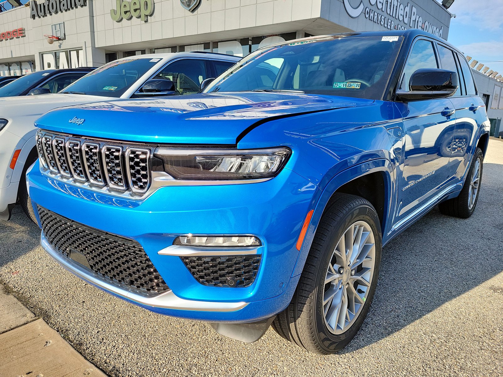 New 2022 Jeep Grand Cherokee Summit AWD/4WD image 3