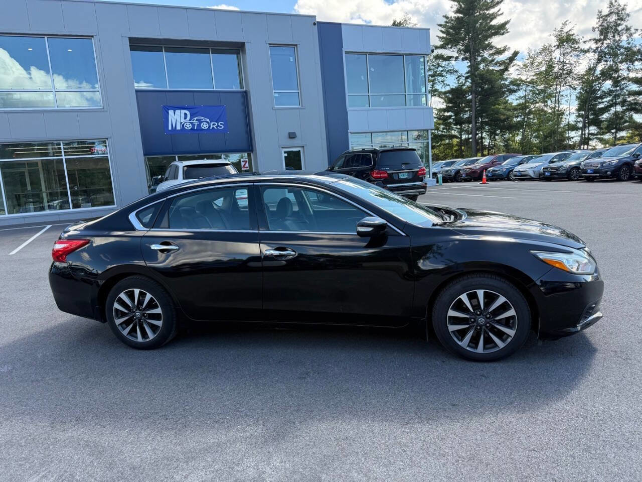 Used 2017 Nissan Altima 2.5 SV w/ Convenience Package FWD image 5