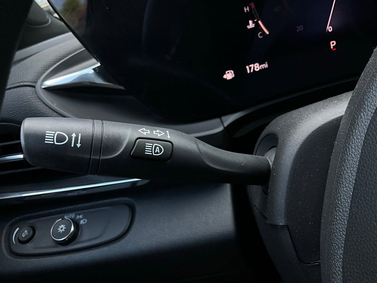 Used 2025 Buick Envista Preferred image 35