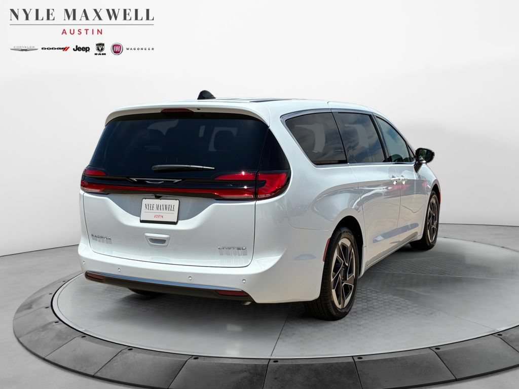 New 2027 Chrysler Pacifica Limited FWD image 16