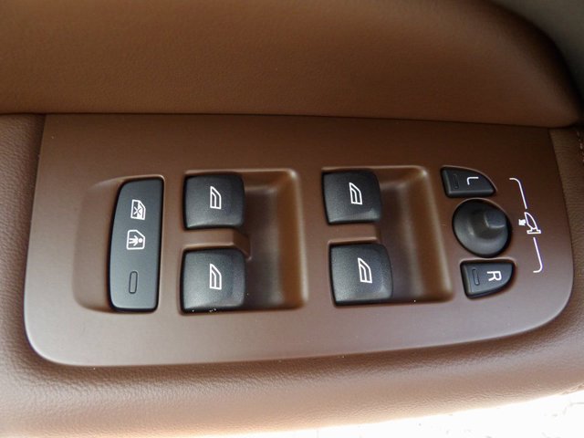 Certified 2024 Volvo XC60 B5 Plus w/ Protection Package Premier image 11