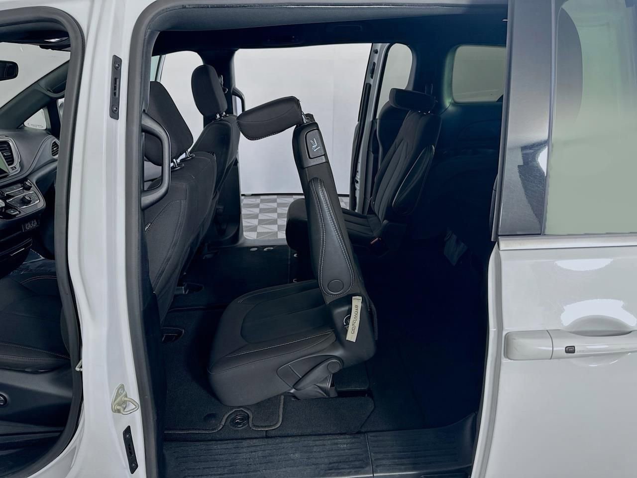 Used 2023 Chrysler Pacifica Touring image 29