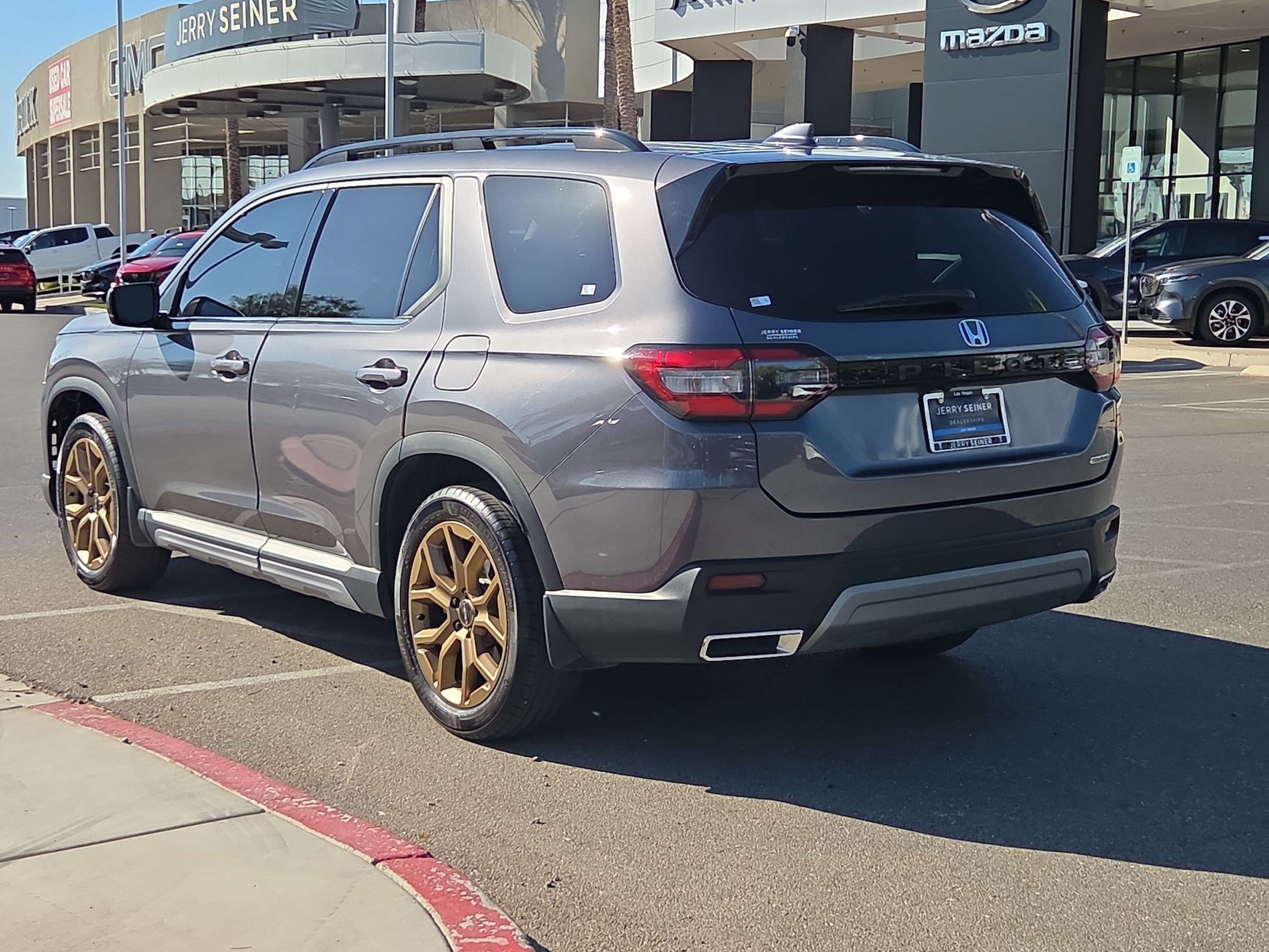 Used 2024 Honda Pilot Touring image 3