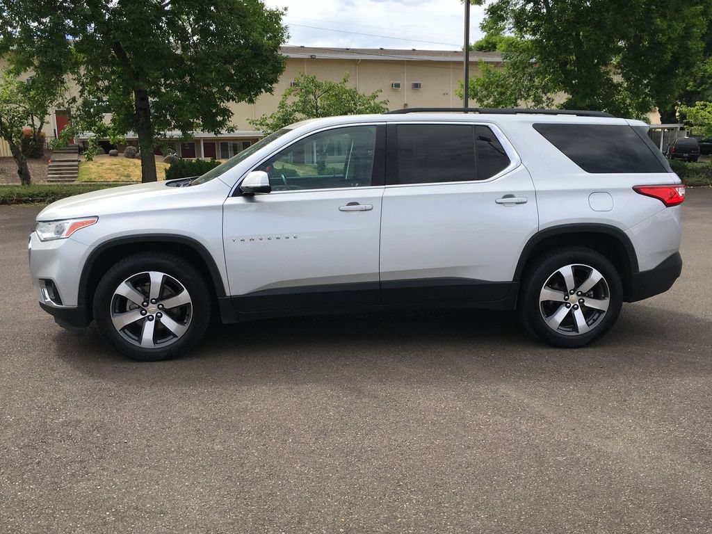 Used 2019 Chevrolet Traverse LT w/ LT Premium Package AWD/4WD image 3
