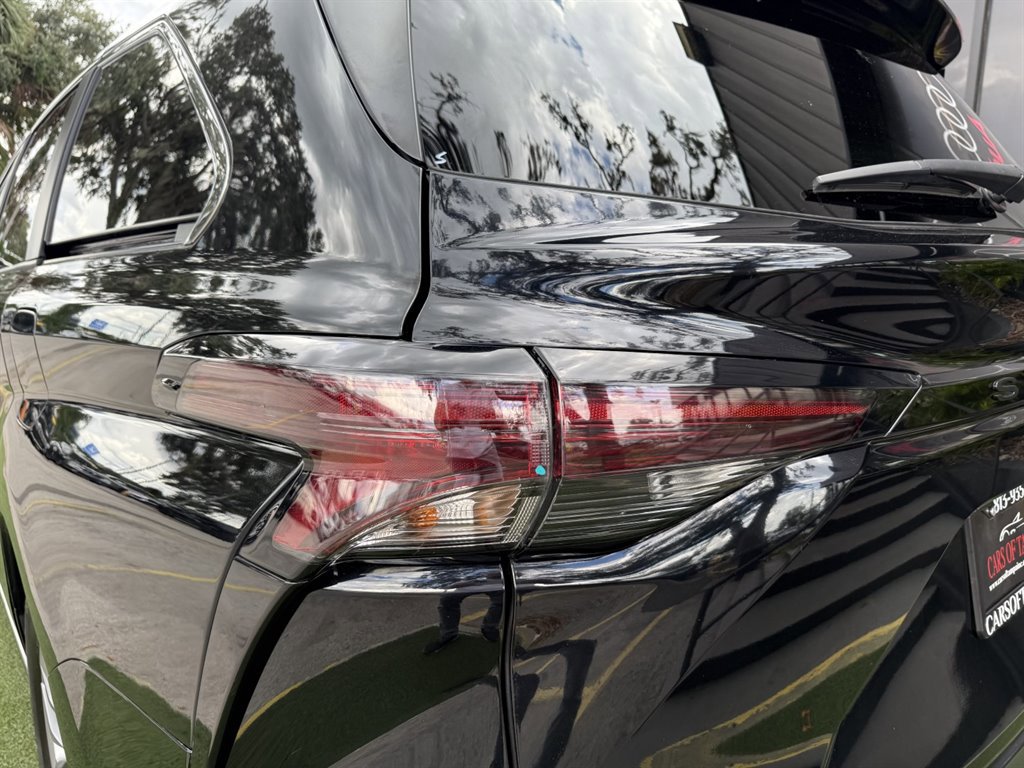Used 2023 Toyota Sienna XLE image 11