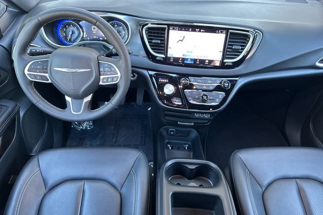 Used 2025 Chrysler Pacifica Select image 14