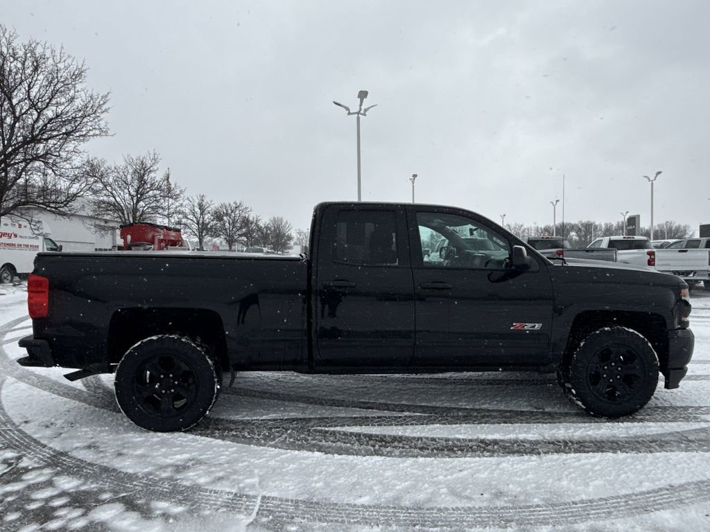 Used 2017 Chevrolet Silverado 1500 LT w/ Midnight Edition image 9