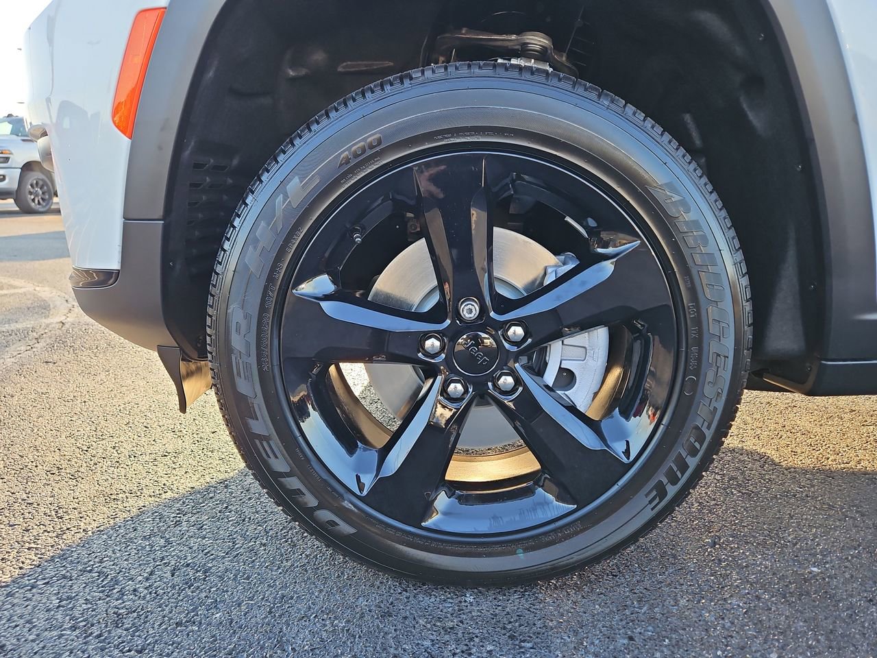 New 2025 Jeep Grand Cherokee L Laredo image 9