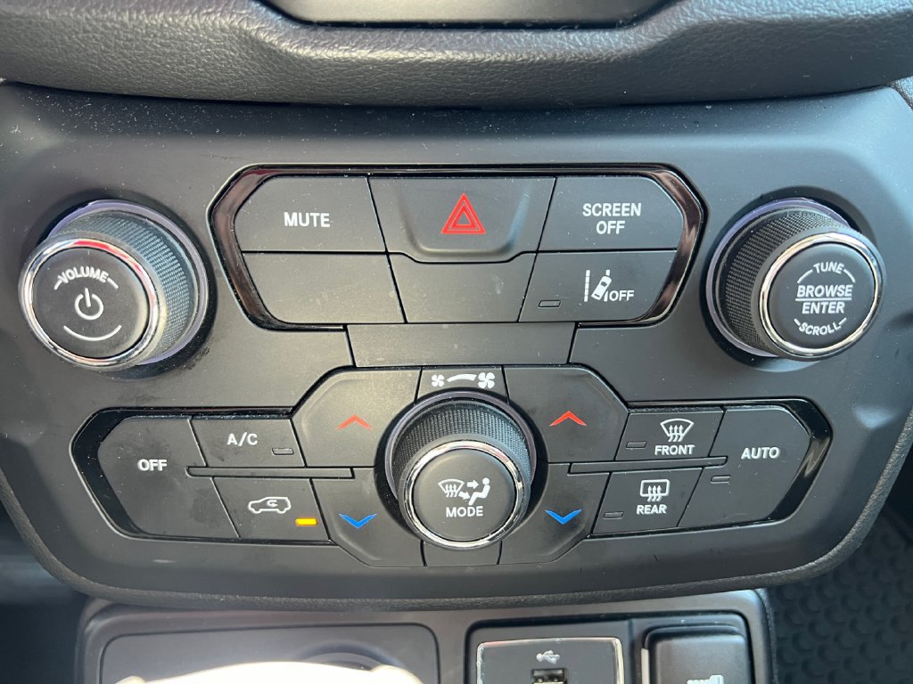 Used 2023 Jeep Renegade Latitude AWD/4WD image 21