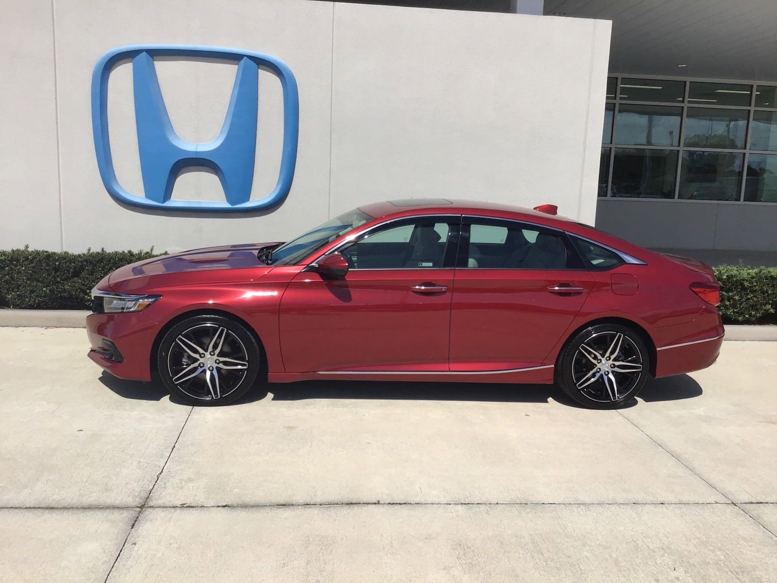 Used 2022 Honda Accord Touring image 2