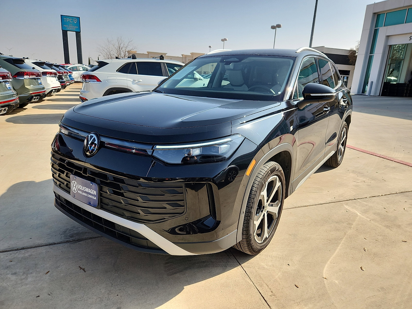 Certified 2025 Volkswagen Tiguan SE image 3