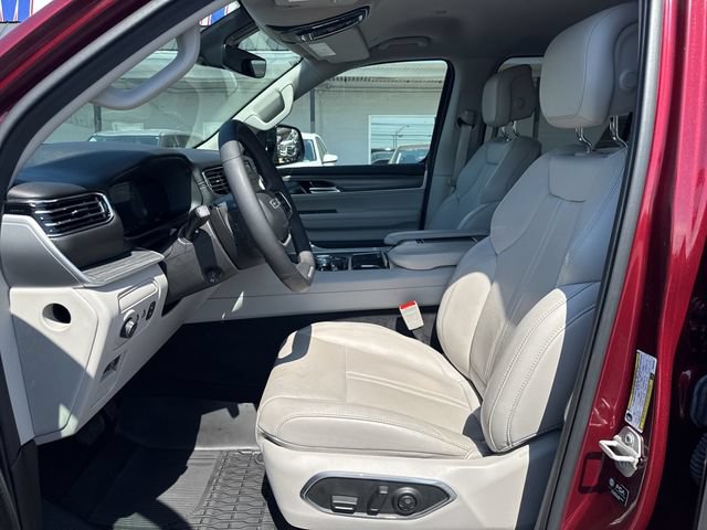 Used 2023 Jeep Wagoneer Series III w/ Convenience Group I AWD/4WD image 2