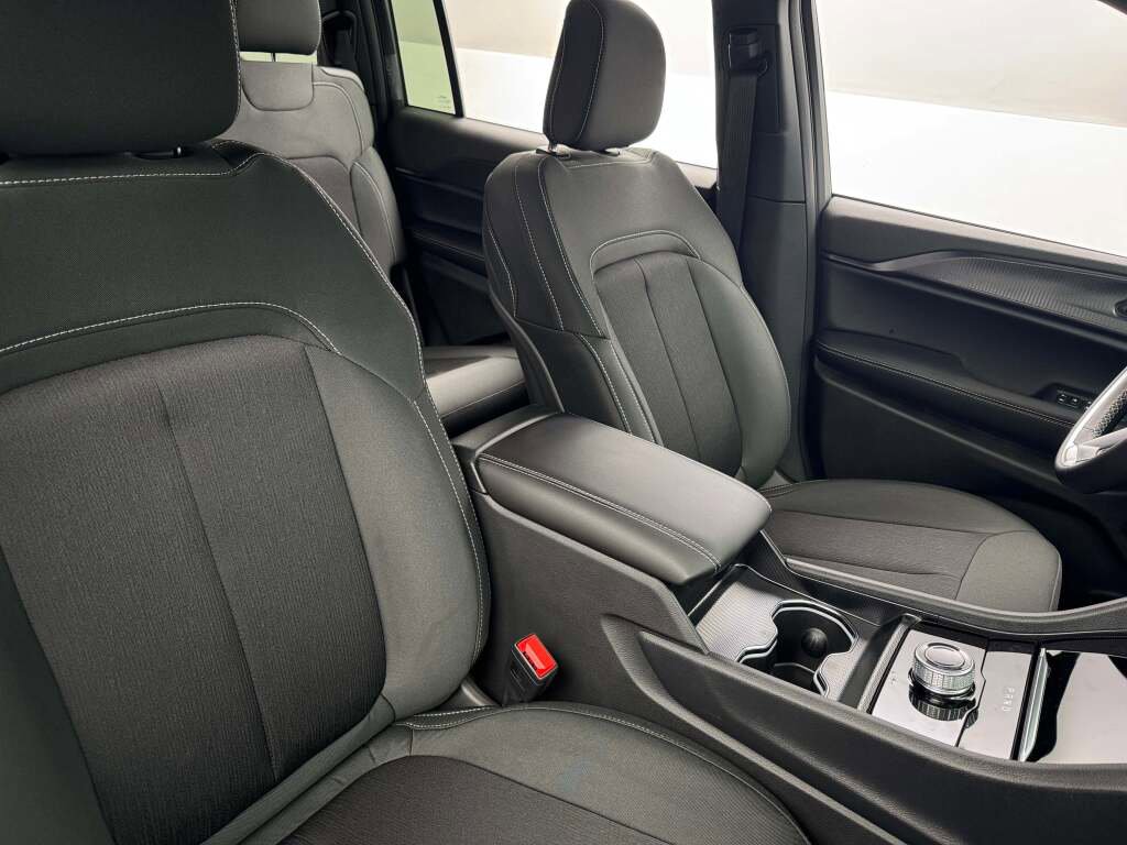 New 2025 Jeep Grand Cherokee L Laredo image 18