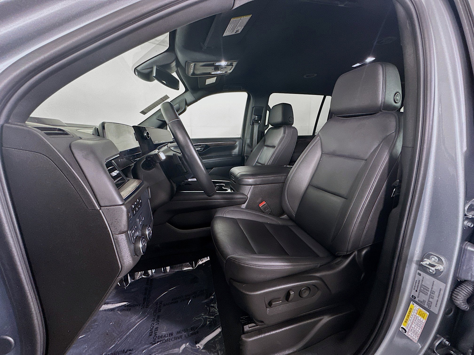 Used 2025 Chevrolet Suburban Z71 image 12