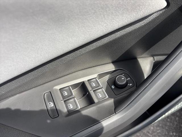 Used 2025 Volkswagen Jetta SE FWD image 21