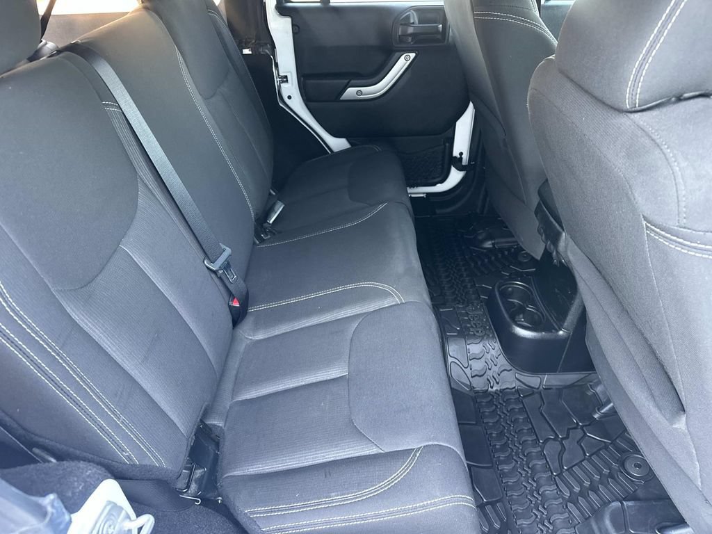 Used 2018 Jeep Wrangler Unlimited Sahara w/ Connectivity Group AWD/4WD image 14