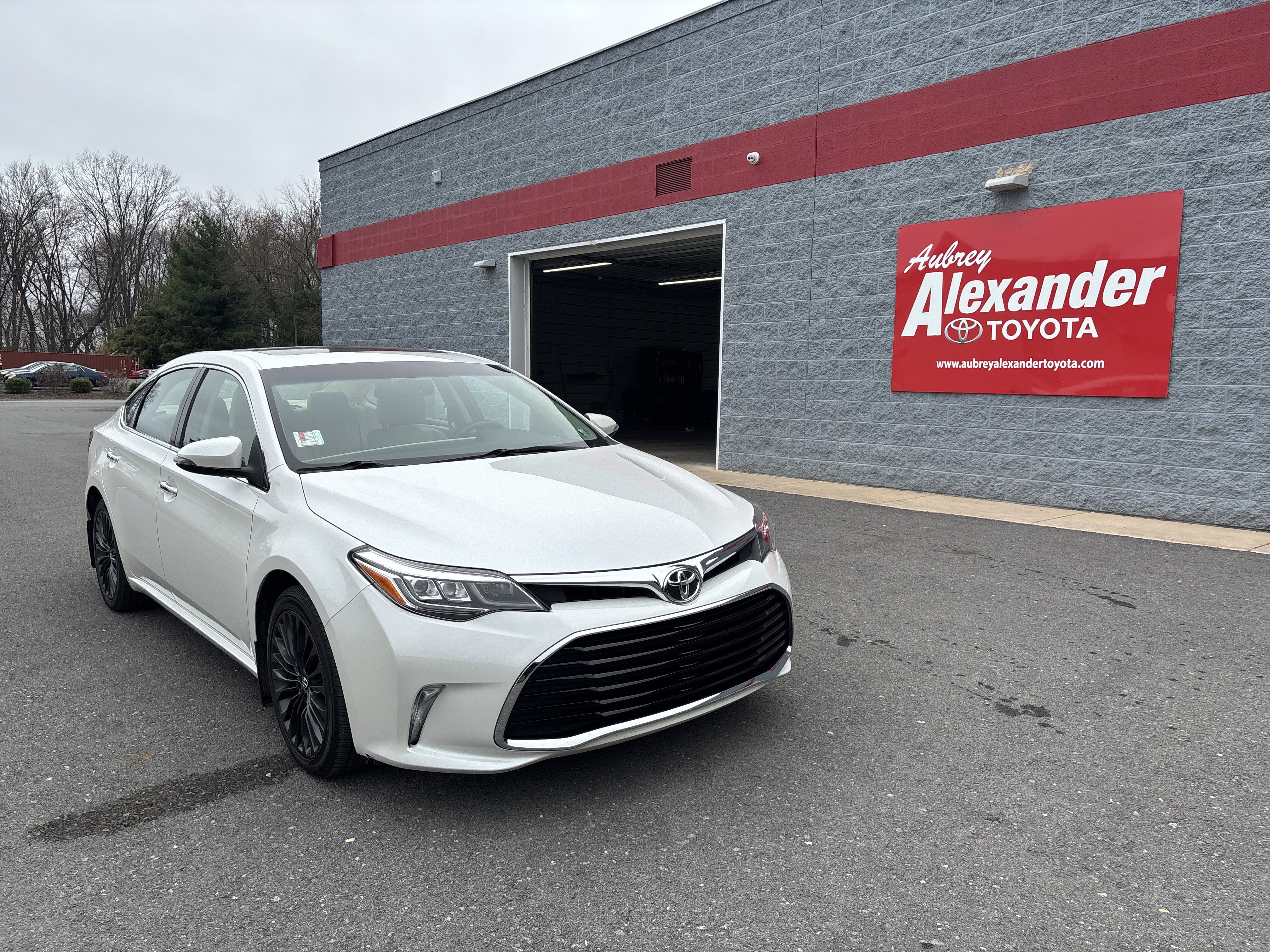 Used 2016 Toyota Avalon Touring image 1