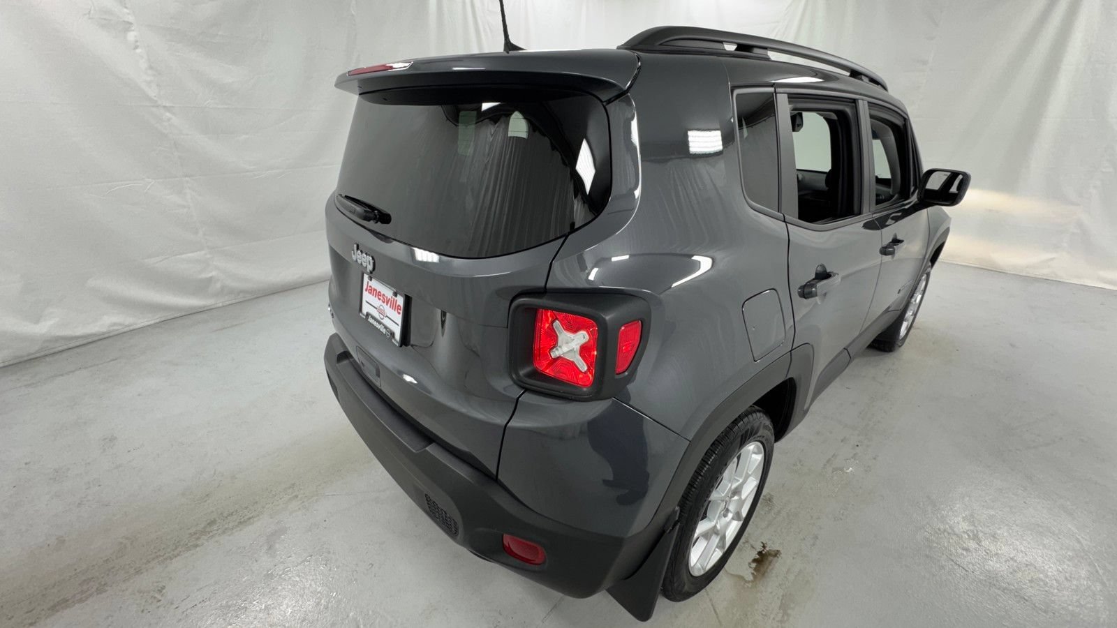 Used 2023 Jeep Renegade Latitude w/ Premium Group AWD/4WD image 3