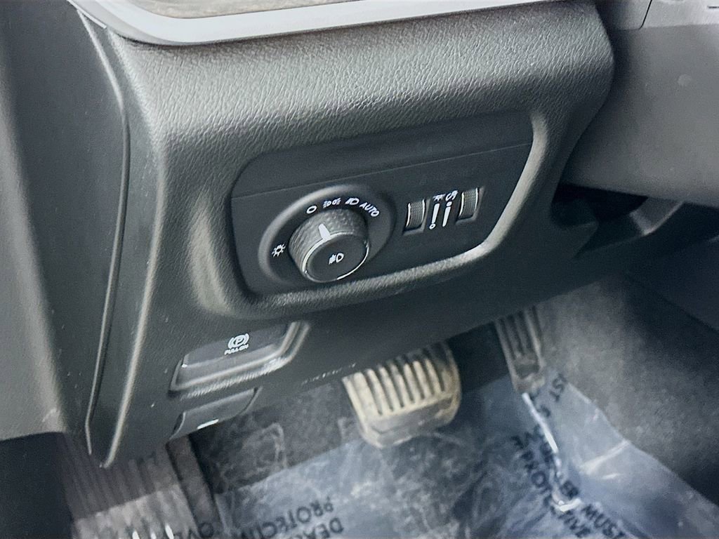 Certified 2025 Jeep Grand Cherokee Limited w/ Black Appearance Package image 18