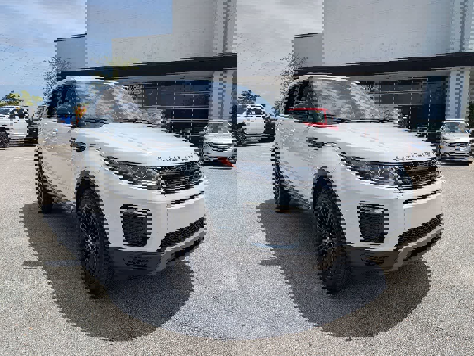 Used 2019 Land Rover Range Rover Evoque SE Premium image 3