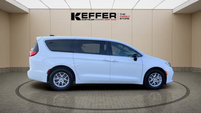 New 2026 Chrysler Pacifica Select image 3