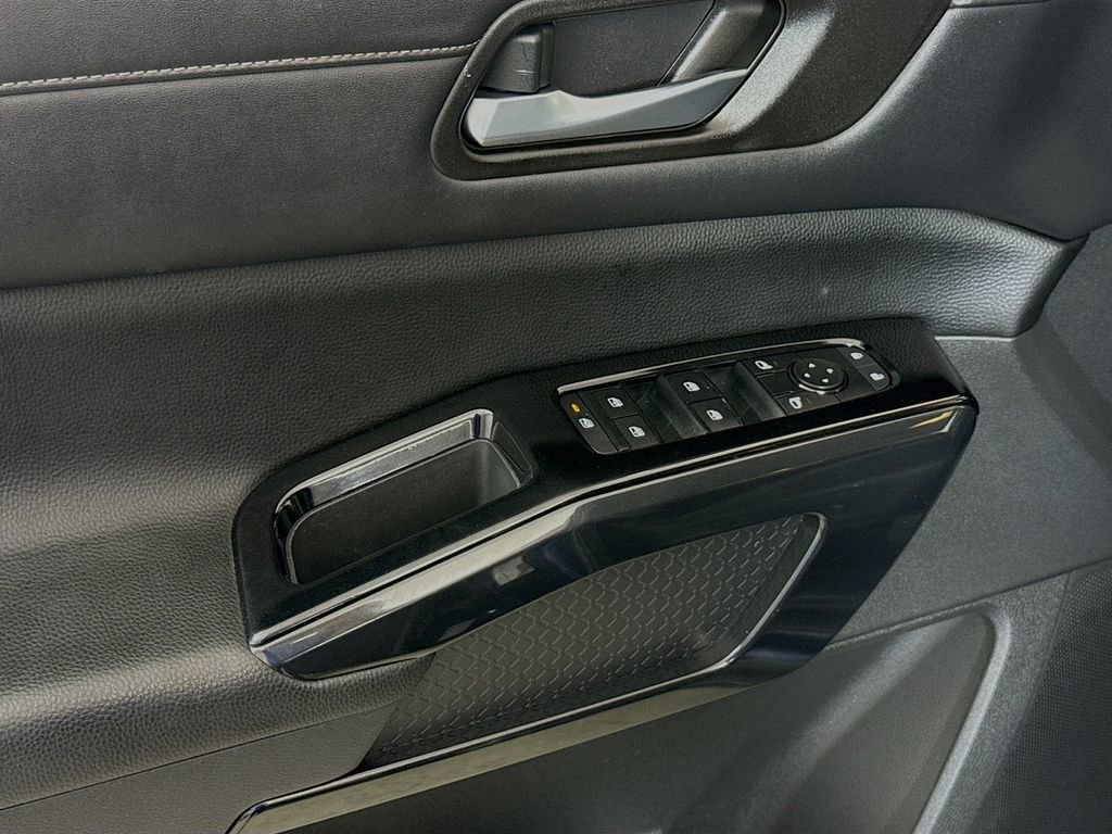 Used 2022 Nissan Pathfinder SV image 19