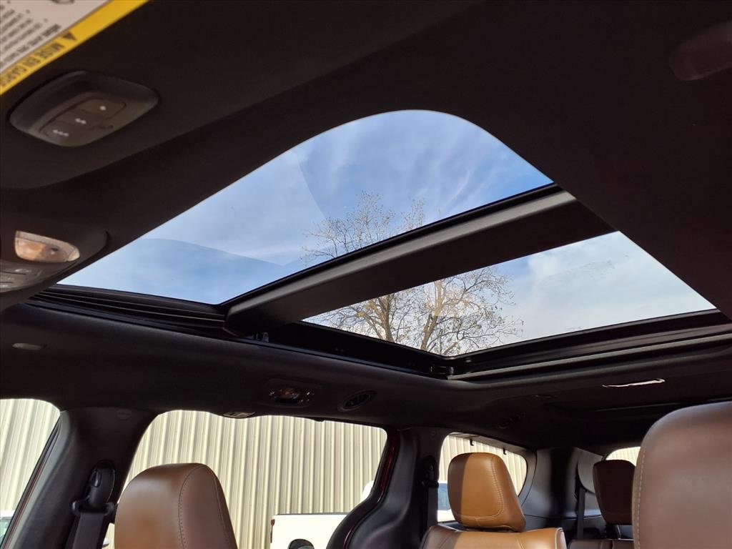 Used 2021 Chrysler Pacifica Limited w/ Uconnect Theater Family Group image 10