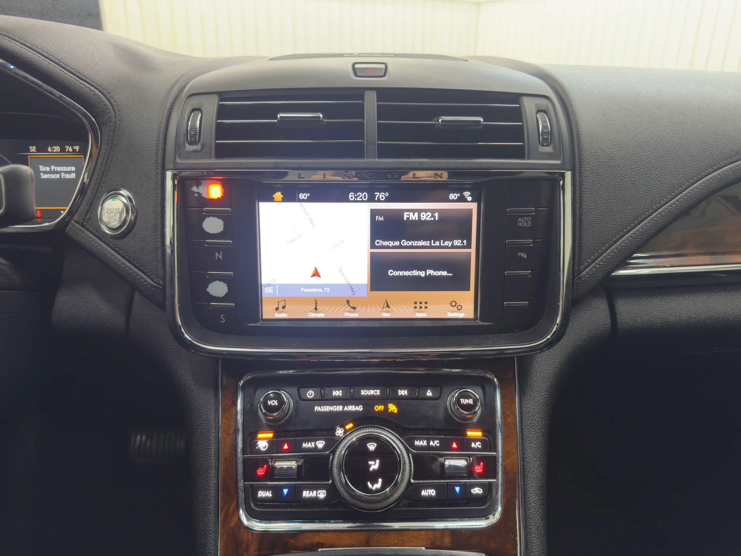 Used 2017 Lincoln Continental Select image 17