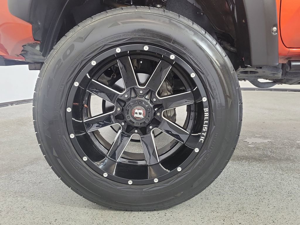 Used 2018 Toyota Tacoma SR5 RWD image 9