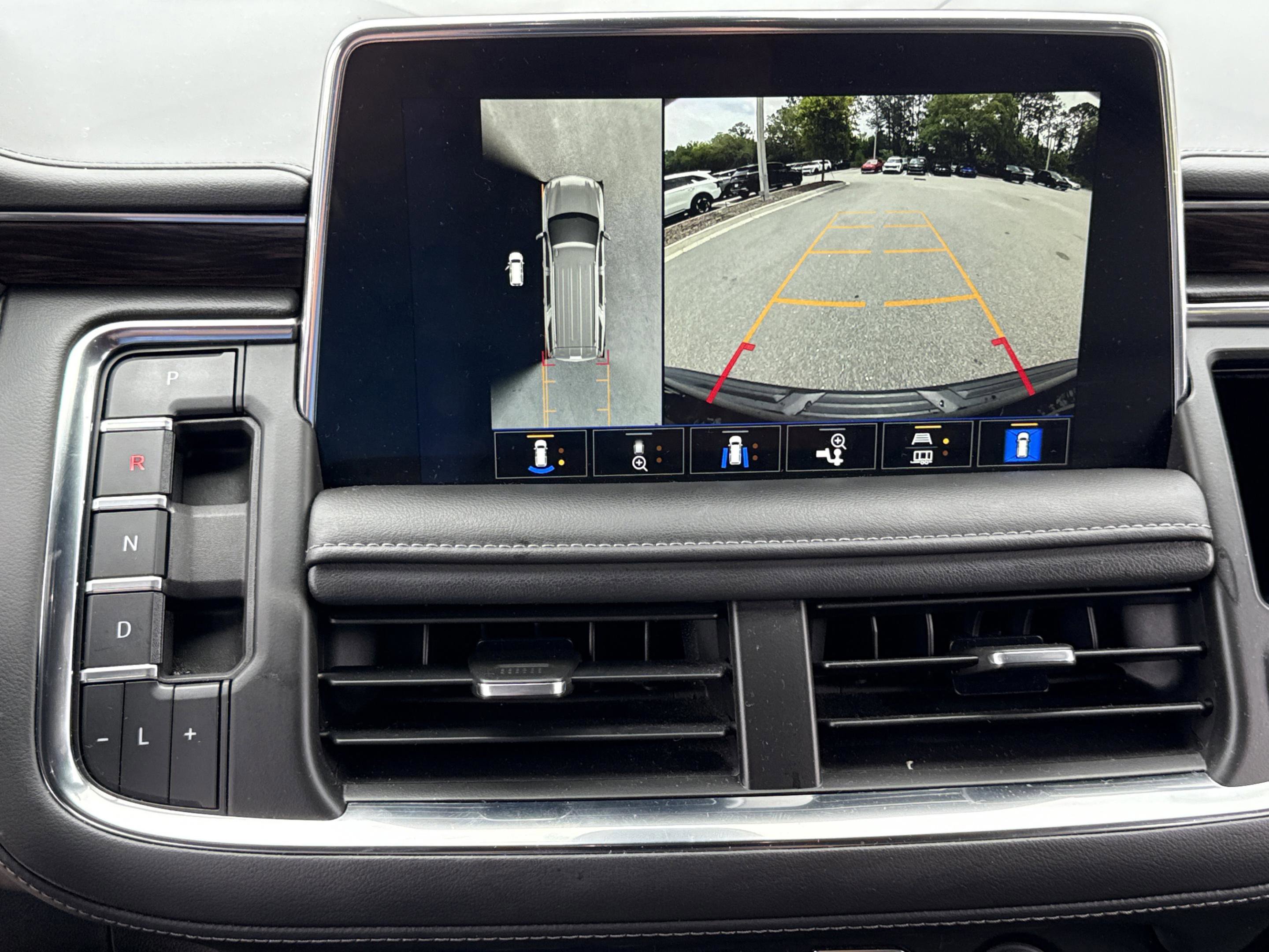 Used 2022 Chevrolet Tahoe Z71 w/ Luxury Package AWD/4WD image 16