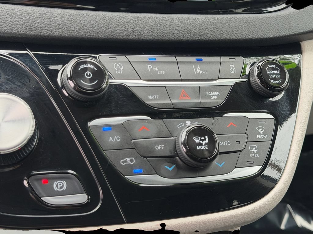 Used 2024 Chrysler Pacifica Touring-L FWD image 22