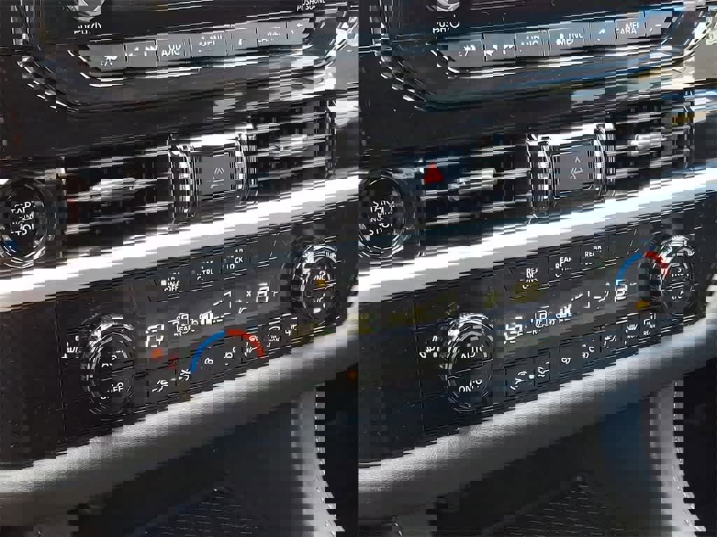 Used 2025 Nissan Pathfinder SV image 16