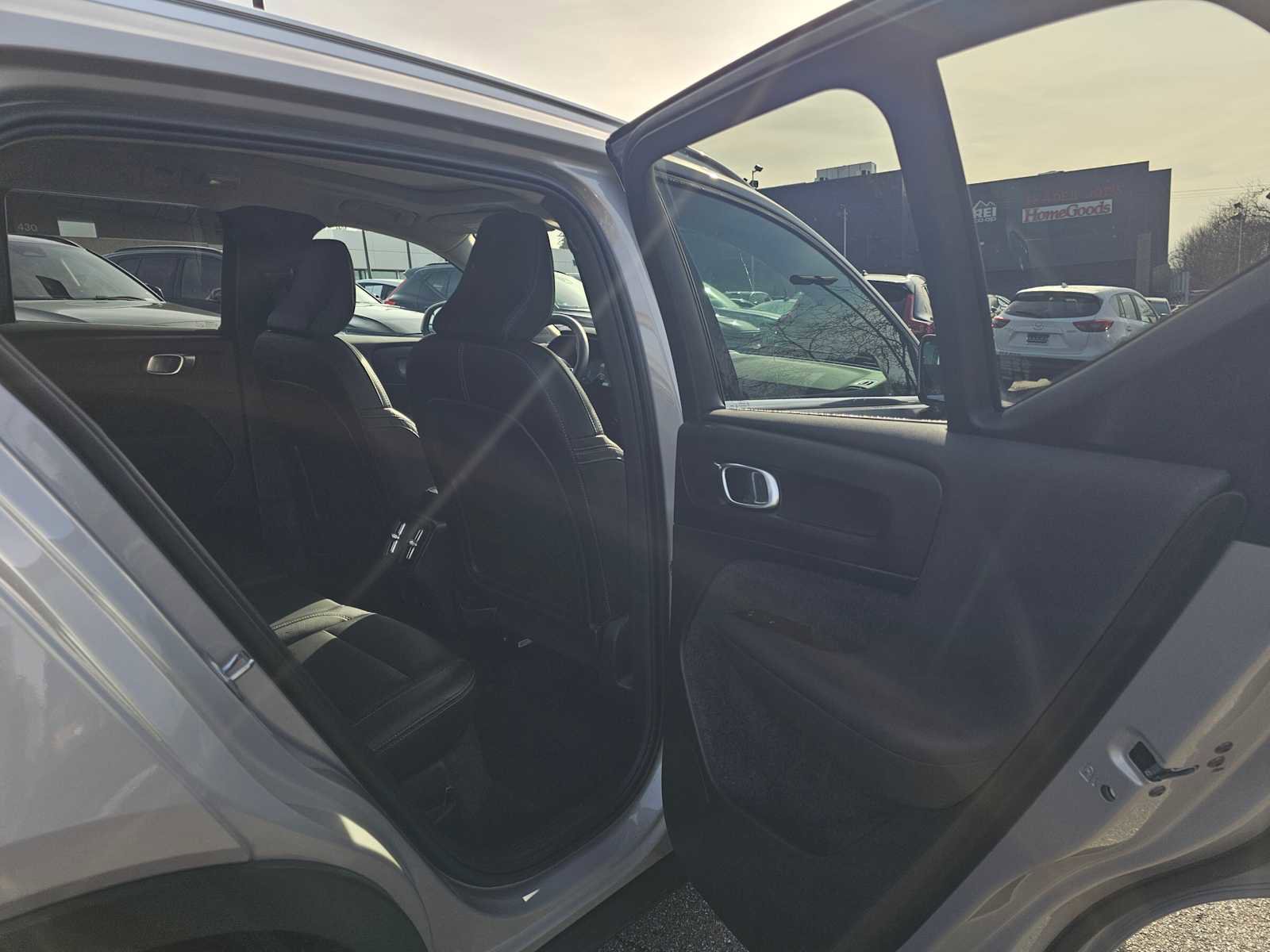 Used 2023 Volvo XC40 B4 Plus w/ Protection Package Premier FWD image 16