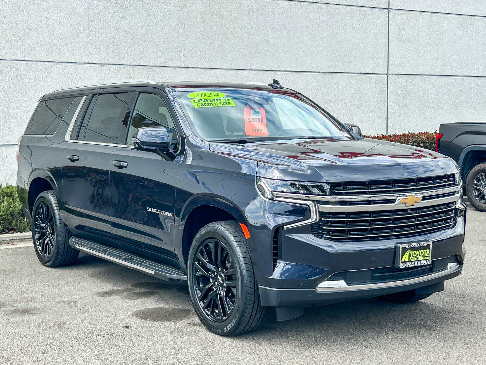 Used 2024 Chevrolet Suburban LT w/ Luxury Package image 3