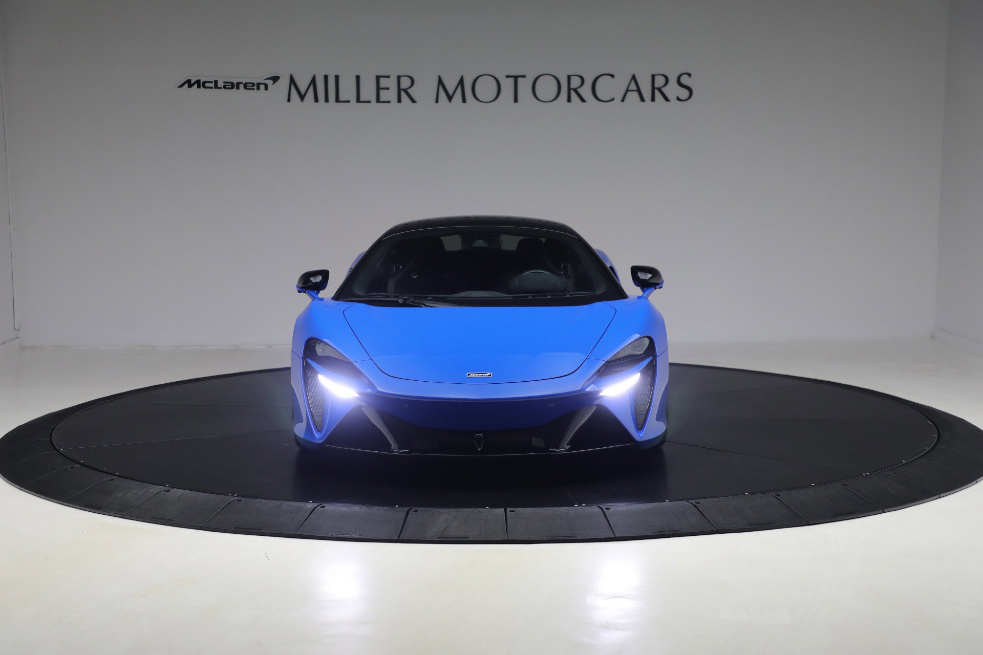 Used 2023 McLaren Artura image 12