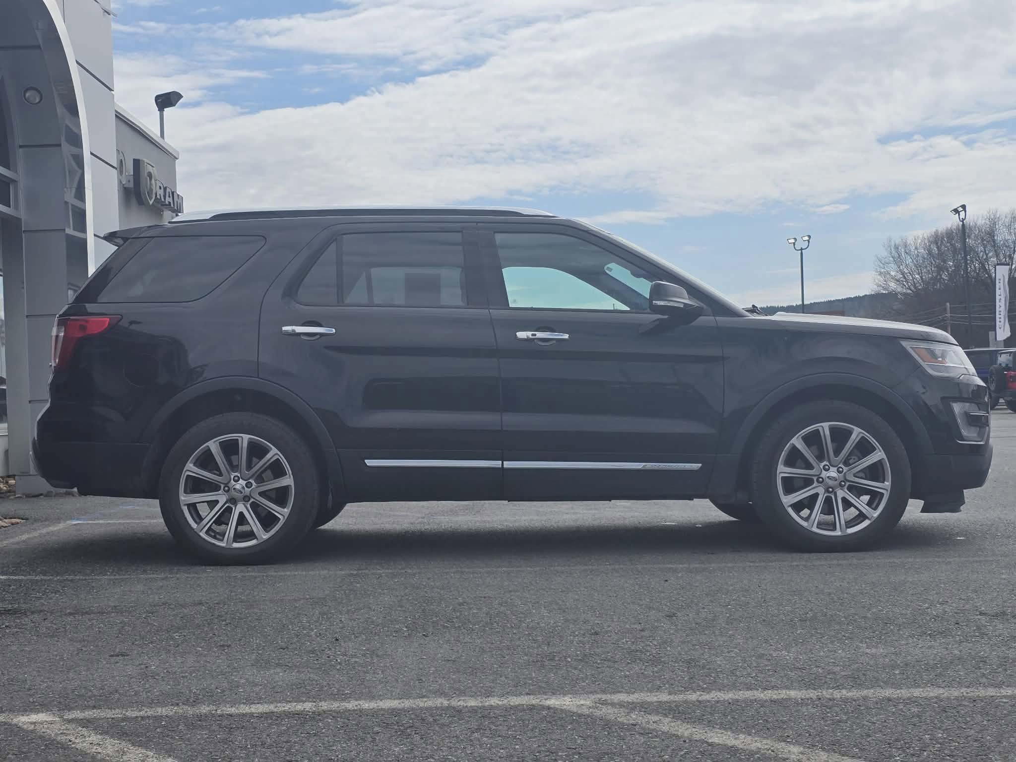 Used 2017 Ford Explorer Limited image 2