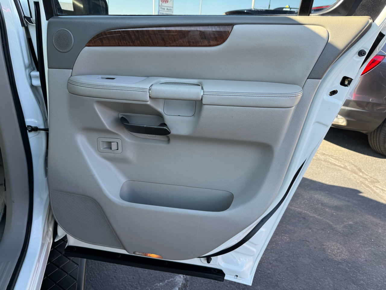 Used 2010 Nissan Armada Titanium w/ DVD Entertainment Pkg image 22