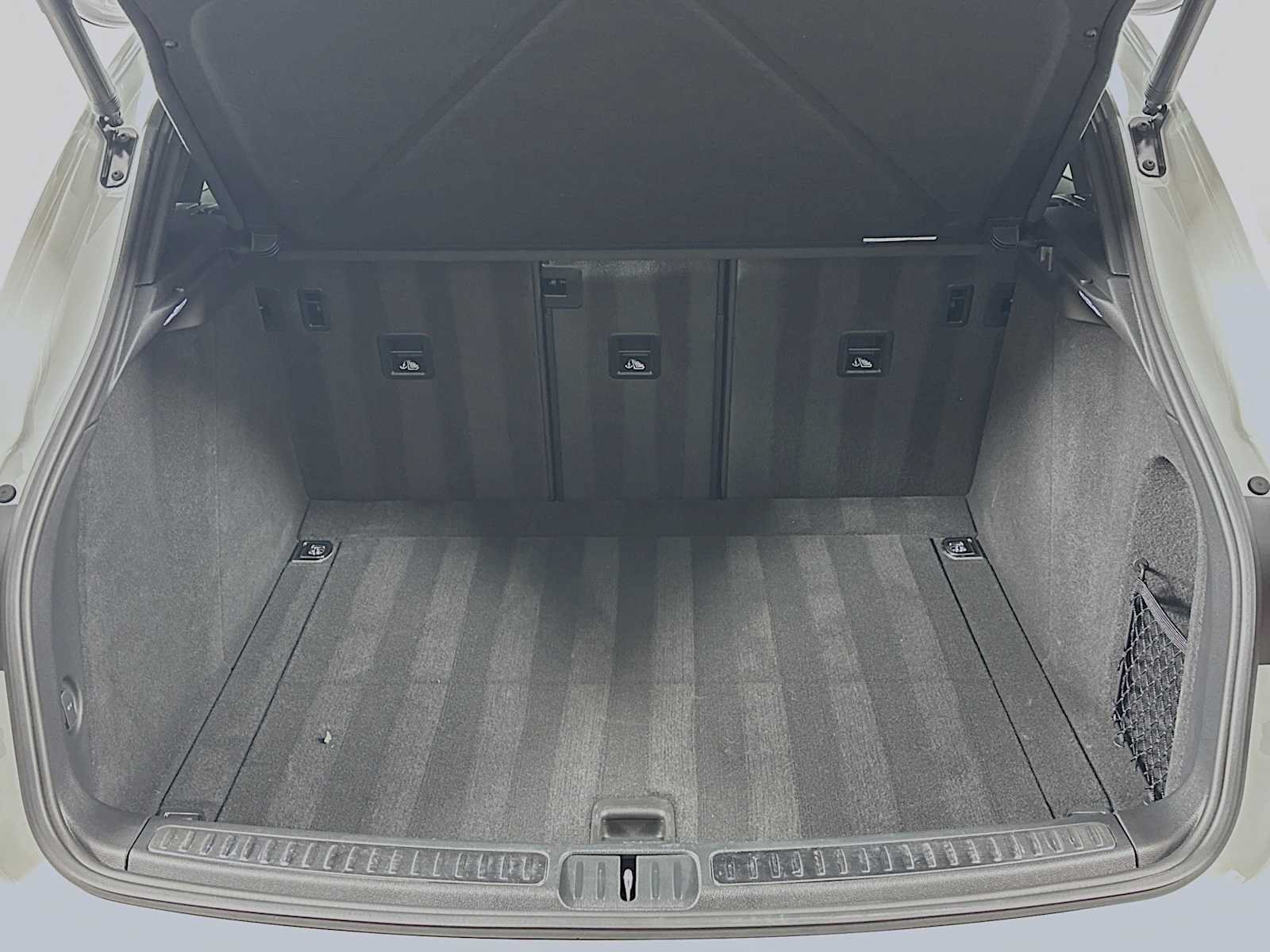 Certified 2025 Porsche Macan AWD/4WD image 28