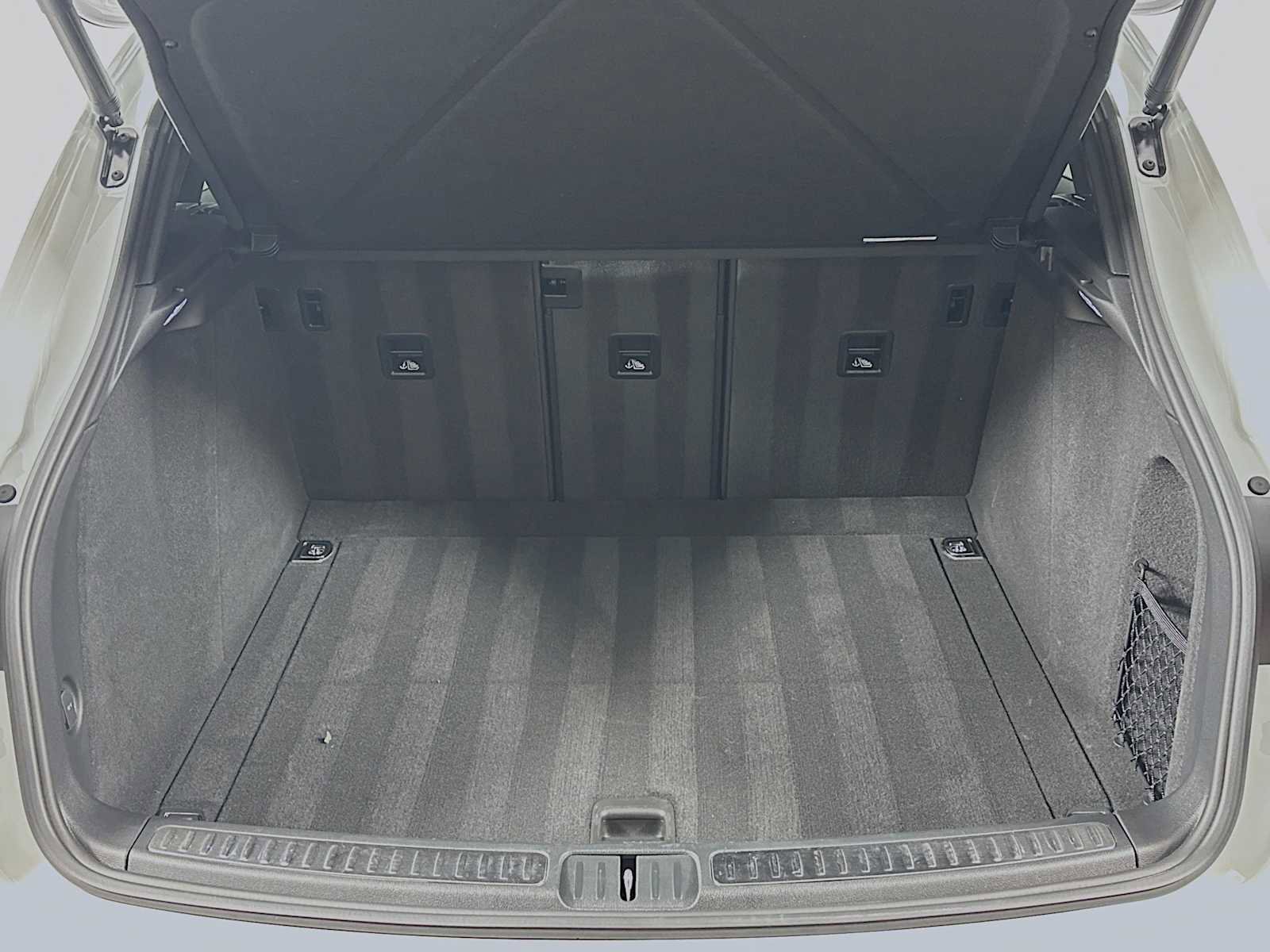 Certified 2025 Porsche Macan AWD/4WD image 28