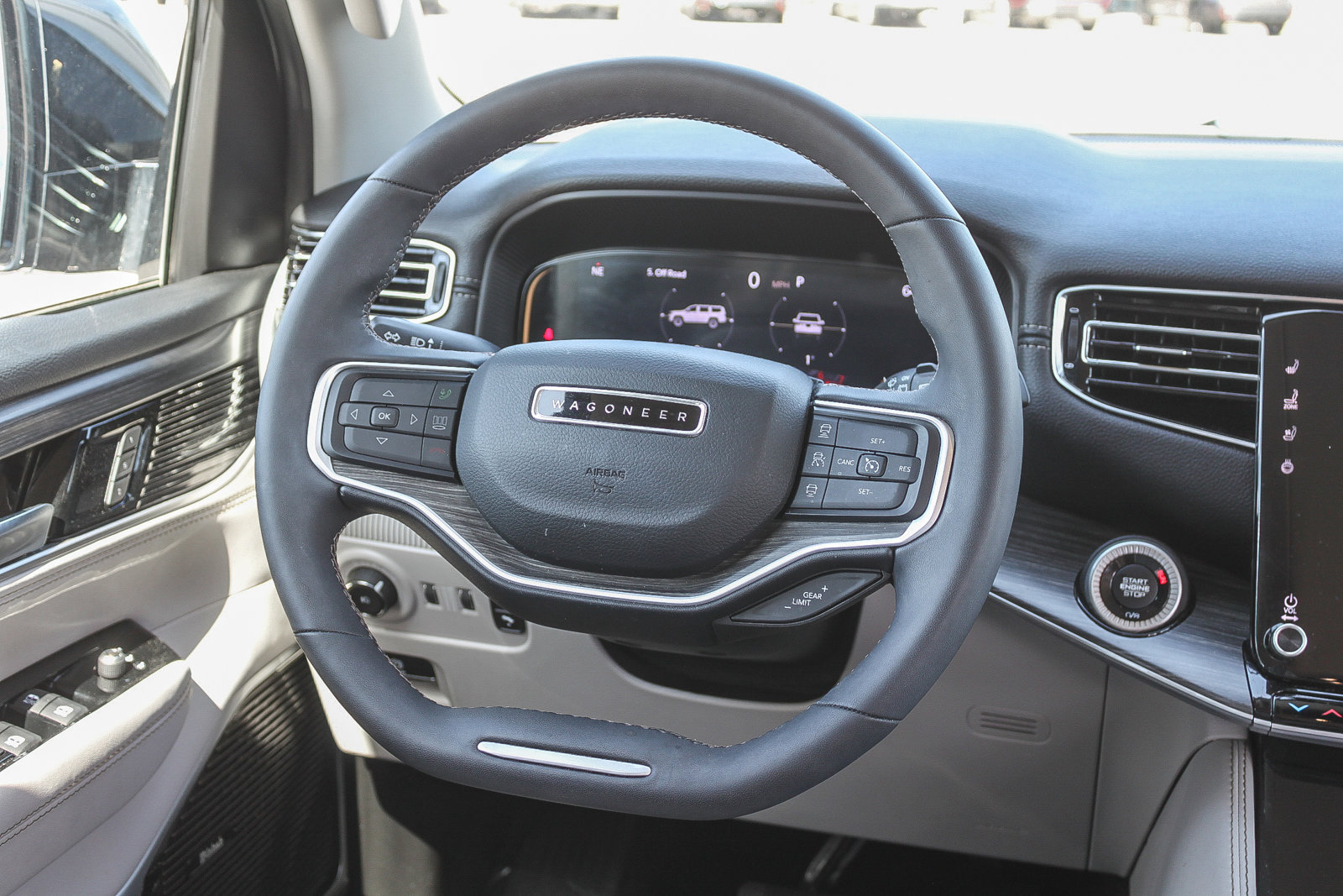 Used 2023 Jeep Wagoneer L Series III w/ Premium Group I image 17