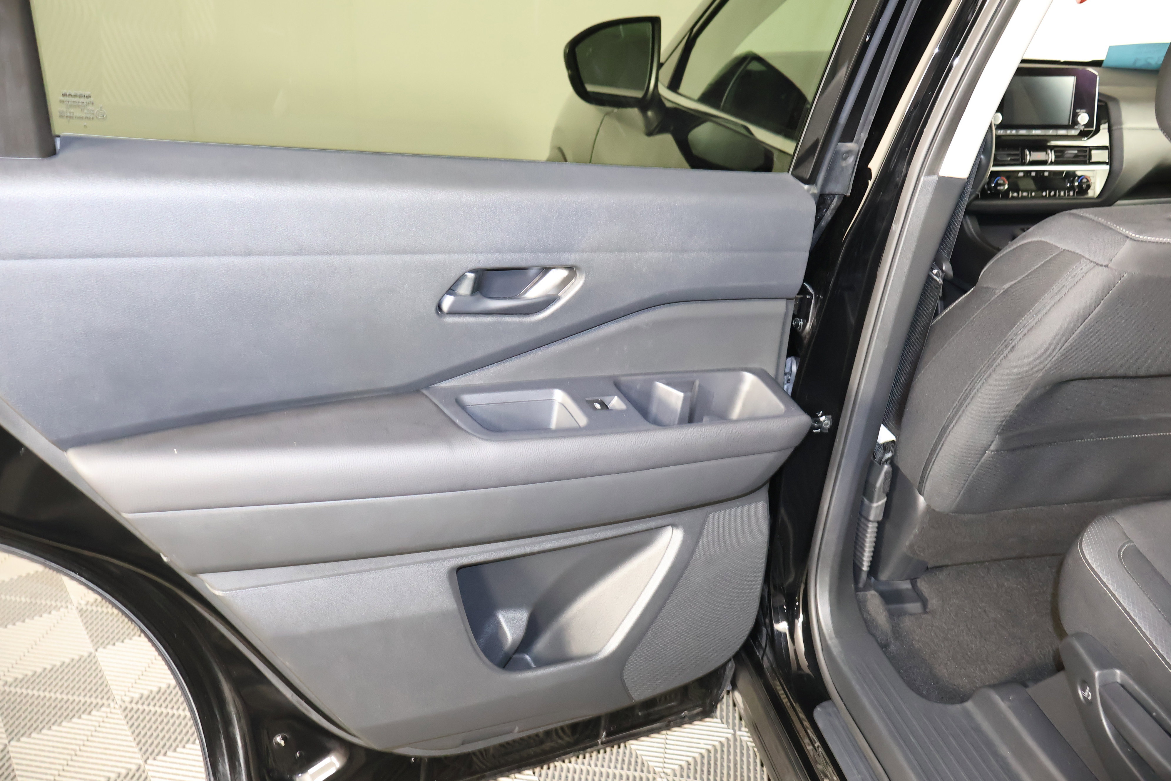 Used 2025 Nissan Pathfinder SV image 47