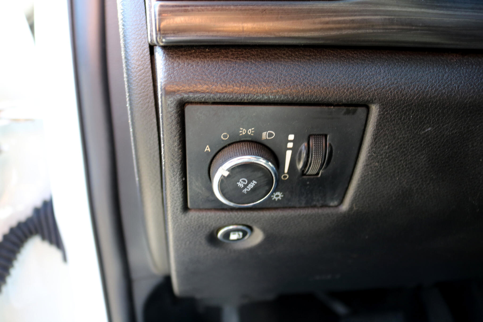 Used 2019 Jeep Grand Cherokee Altitude image 16