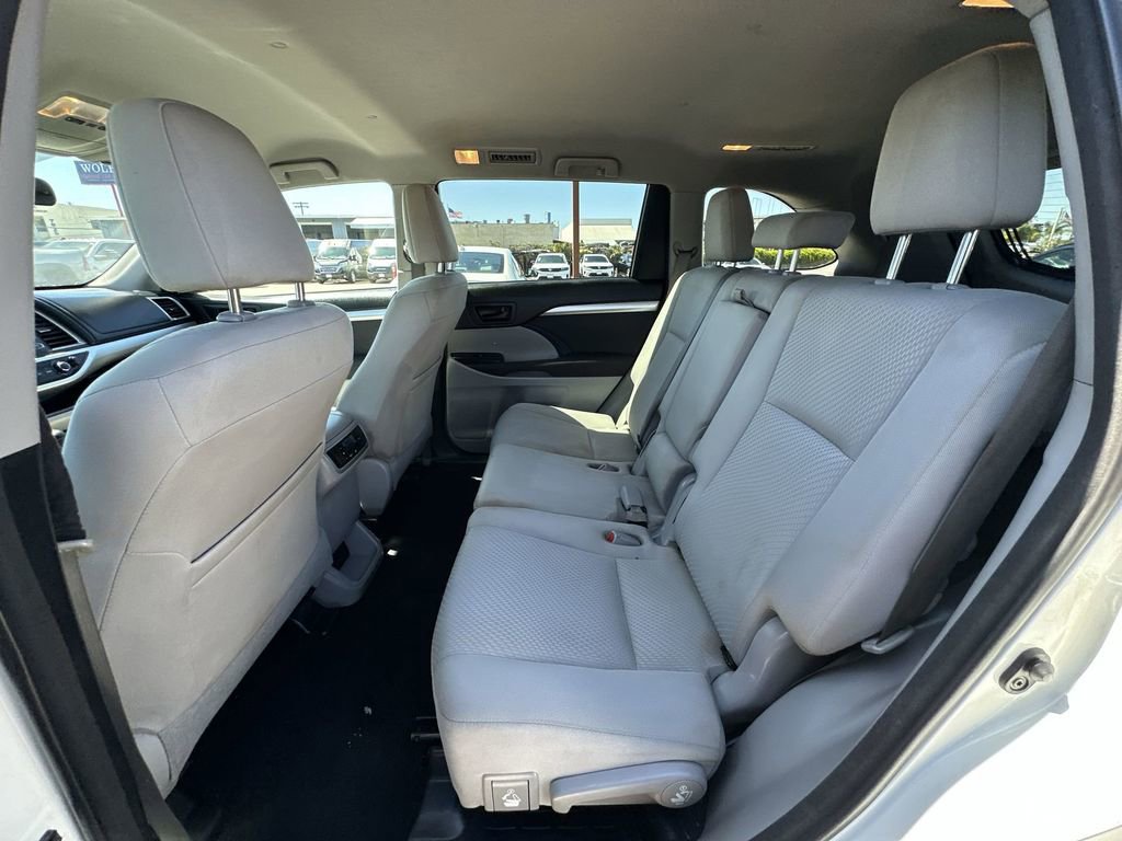 Used 2017 Toyota Highlander LE w/ Carpet Mat Package FWD image 31