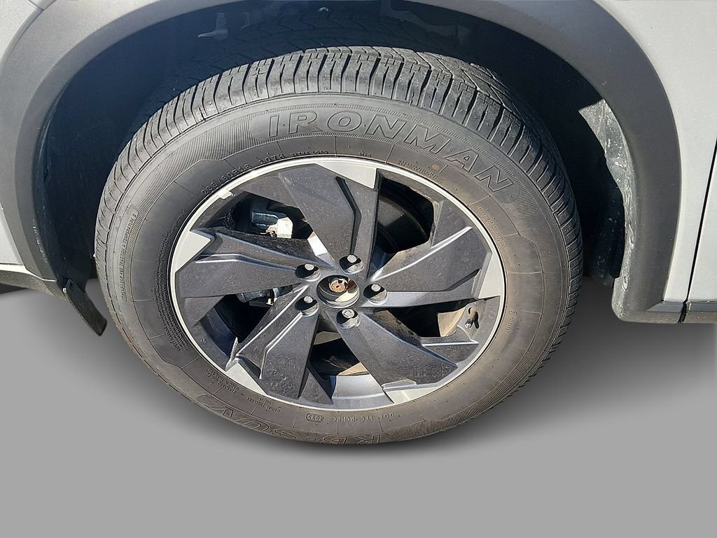 Used 2025 Nissan Rogue SV FWD image 8