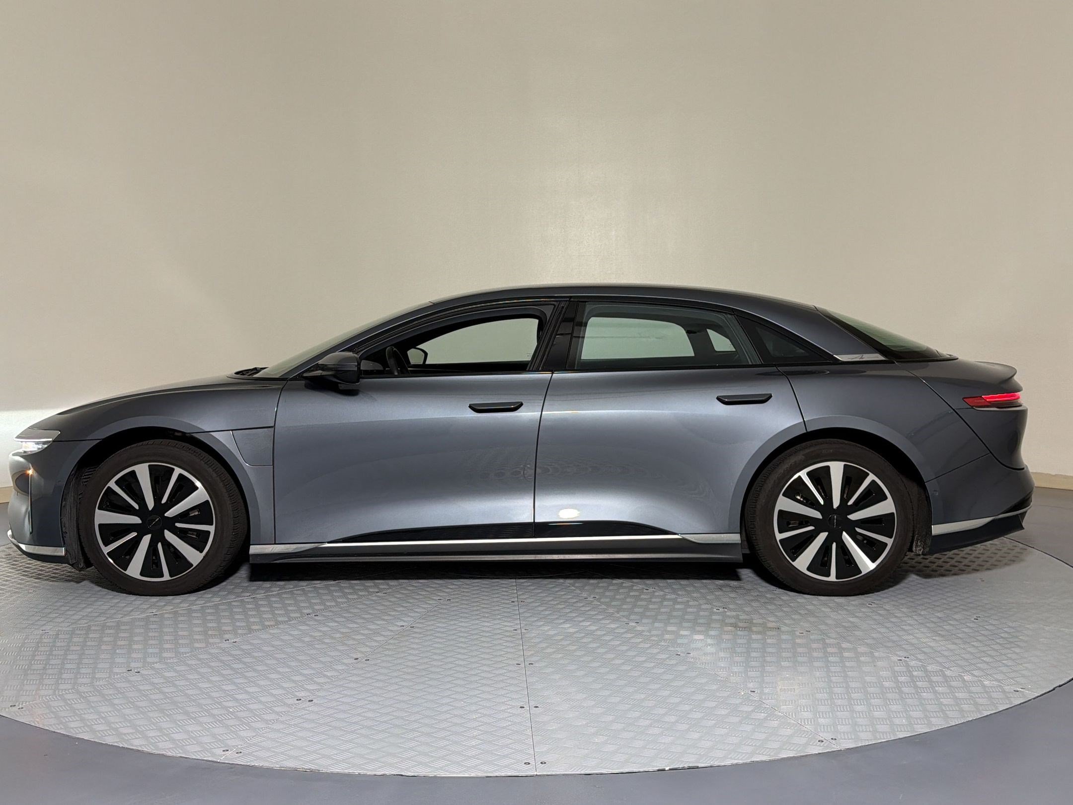Used 2023 Lucid Air Pure RWD image 2