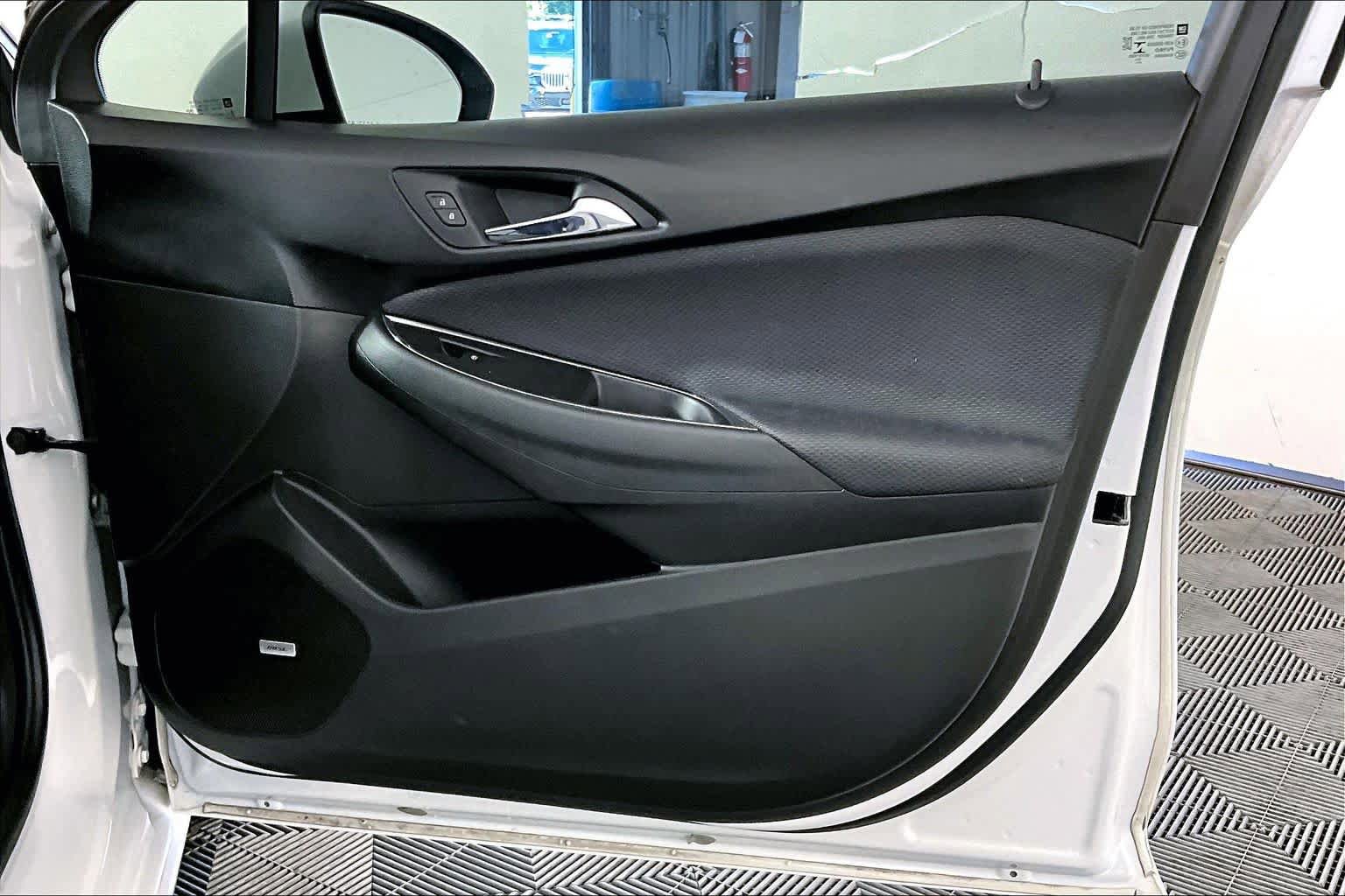 Used 2018 Chevrolet Cruze LT w/ Sun And Sound Package FWD image 19
