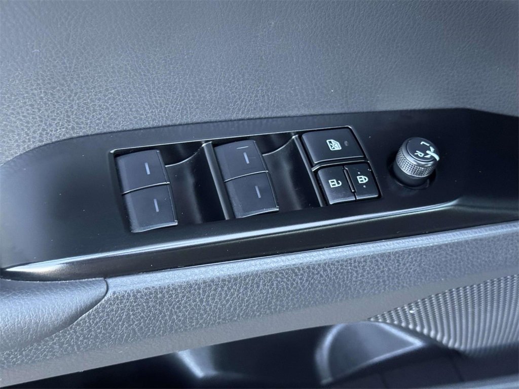Used 2025 Toyota Camry SE image 18