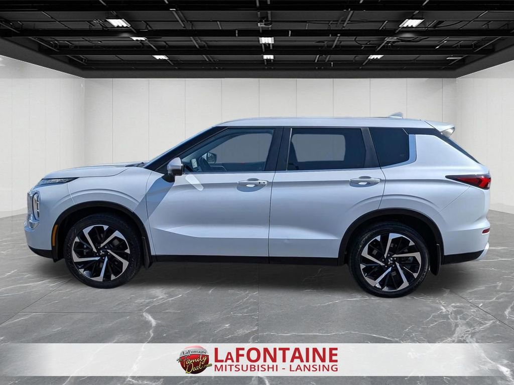 Used 2023 Mitsubishi Outlander SE Black Edition image 2