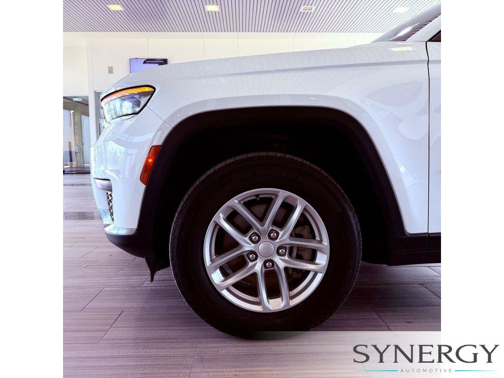 Used 2023 Jeep Grand Cherokee L Laredo RWD image 7